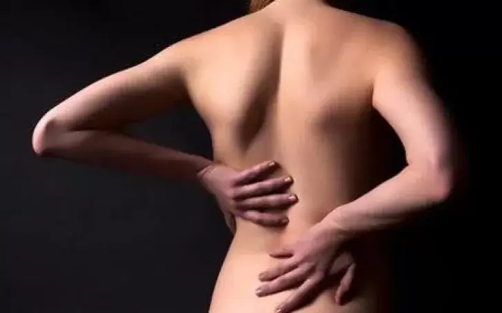 Za osteohondrozu možete trljati leđa tradicionalnim zagrijavanjem.
